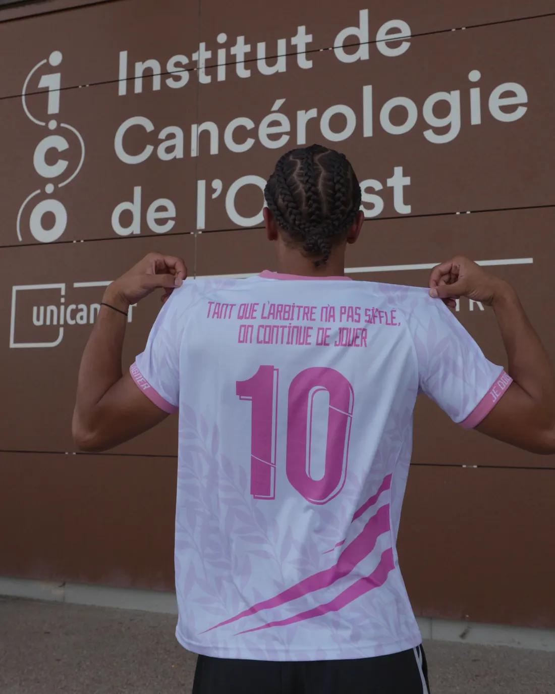 Le maillot MAIDESEIN vu de dos : numéro 10 et la phrase « Tant que l’arbitre n’a pas sifflé, on continue de jouer »